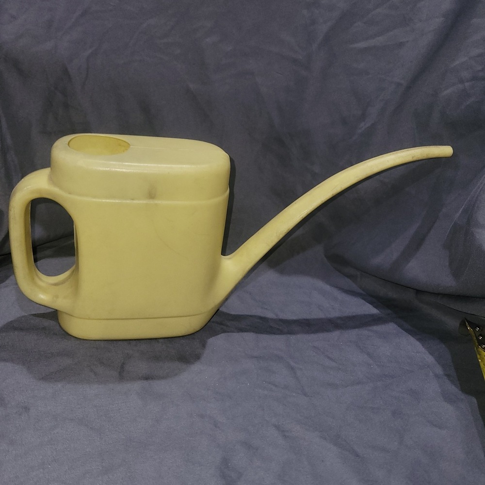 Vintage Rubbermaid Garden Plant Watering Can Yellow 1 QUART #3141 cute/tiny!
